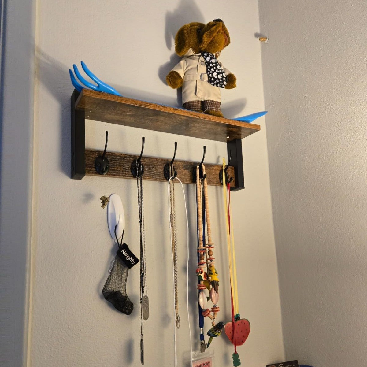 Wall-mounted storage rack