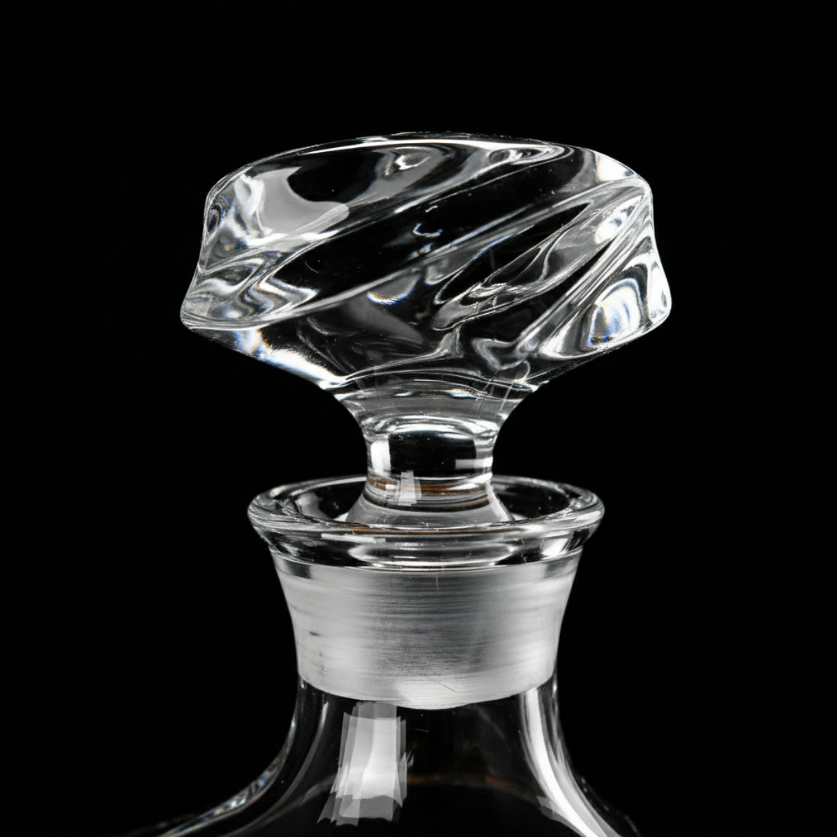 Lead-Free Crystal Whiskey Decanter with Stopper – Molten-Cut Modern Geometric Bourbon & Scotch Liquor Decanter (Gift for Men)