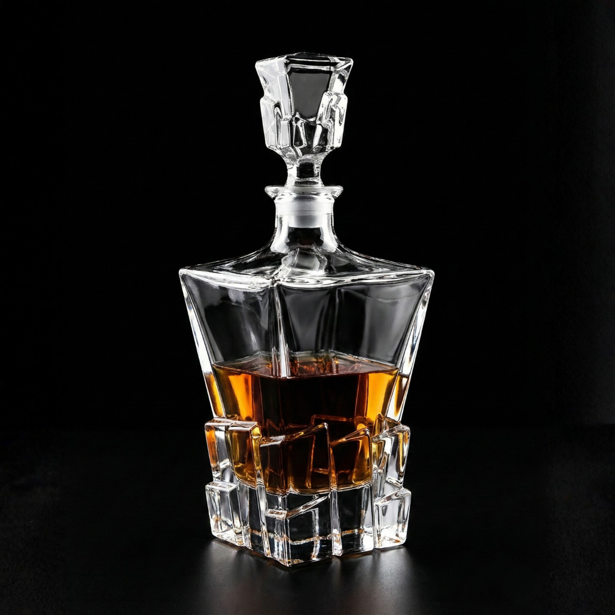Sculpted Crystal Whiskey Decanter – 870ml Lead-Free Modern Liquor Bottle with Stopper (Obsidian Cut)