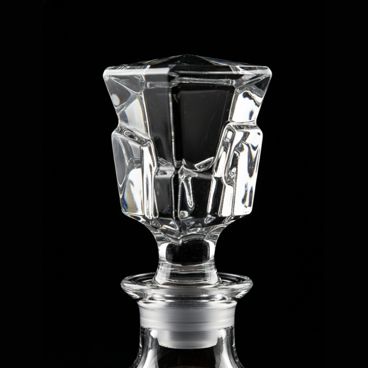 Sculpted Crystal Whiskey Decanter – 870ml Lead-Free Modern Liquor Bottle with Stopper (Obsidian Cut)